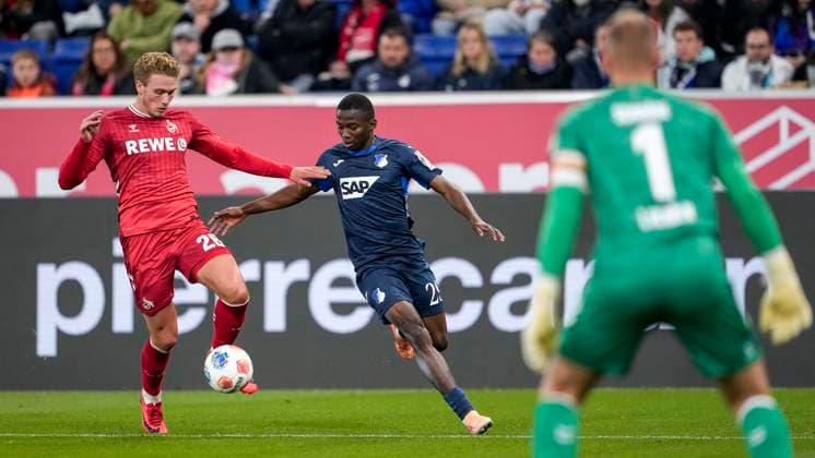 v li Sebastian Sebulonsen Cologne, 28 , Bazoumana Toure Hoffenheim, 29 , Marvin Schwäbe Goalkeeper, Cologne, 1 , duel, duel scene, duel, tackle, tackling, dynamics, action, action, 03 10 2025, Sinsheim Germany , Football, Bundesliga, TSG 1899 Hoffenheim 1 FC Köln, DFB DFL REGULATIONS PROHIBIT ANY USE OF PHOTOGRAPHS AS IMAGE SEQUENCES AND OR QUASI VIDEO xozx
