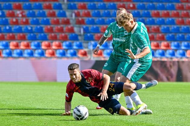 from left Moritz Müller Unterhaching, 24 Daniel Adlung Greuther Fürth II, 10 Arjanit Fazlija Greuther Fürth II, 6 in duel, duel, tackle, dynamic, action, action, 04 10 2025, Unterhaching Germany , Football, Regionalliga Bayern, SpVgg Unterhaching SpVgg Greuther Fürth II xslx