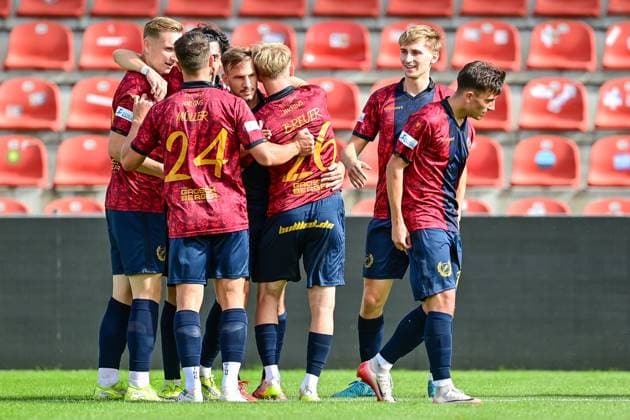 Unterhaching players with goal celebration, celebrate the goal, goal, celebration, jubilation over the goal to 1 0 by Simon Skarlatidis Unterhaching, 30 4 v li , optimistic, action, action, 04 10 2025, Unterhaching Germany , Football, Regionalliga Bayern, SpVgg Unterhaching SpVgg Greuther Fürth II xslx