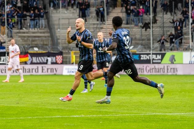 Celebration for the goal to 1 0 by Felix Lohkemper SV Waldhof Mannheim, 09 , GER, SV Waldhof Mannheim vs VfL Osnabrueck, Soccer, 3 Liga, Matchday 10, Season 2025 2026, 04 10 2025, DFB REGULATIONS PROHIBIT ANY USE OF PHOTOGRAPHS AS IMAGE SEQUENCES AND OR QUASI VIDEO, GER, SV Waldhof Mannheim vs VfL Osnabrueck, Football, 3 Liga, Matchday 10, Season 2025 2026, 04 10 2025 Mannheim Copyright: xEibner-Pressefoto Jan-NiclasxGrox EP_JGG