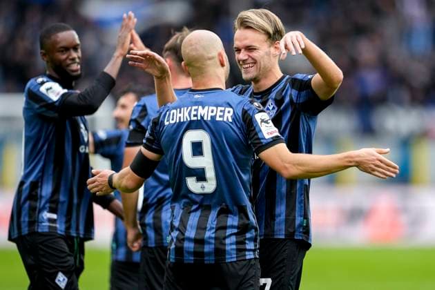 from left Adama Diakhaby SVWM, 27 , Sascha Voelcke SVWM, 2 , goalscorer Felix Lohkemper SVWM, 9 , Nicklas Shipnoski SVWM, 7 , players of SV Waldhof Mannheim SVWM , celebrate the goal, celebrate the goal, goal, celebration, cheers about the goal, rejoice, joy, rejoices, optimistic, positive, match scene, highlight, action, 04 10 2025, Mannheim Germany , football, 3 Liga, SV Waldhof Mannheim VfL Osnabrück, DFB DFL REGULATIONS PROHIBIT ANY USE OF PHOTOGRAPHS AS IMAGE SEQUENCES AND OR QUASI VIDEO xozx