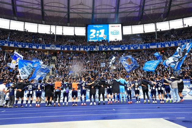 DEU, DFL, 2 FBL, Hertha BSC vs Preussen Muenster, 04 10 2025, Berliner Olympiastadion, Berlin, DEU, DFL, 2 FBL, Hertha BSC vs Preussen Muenster, im Bild Hertha Spielerkreis, Hertha BSC Fans DFL regulations prohibit any use of Photographs as image sequences and or quasi video nordphotoxGmbHx xEngler nph00076