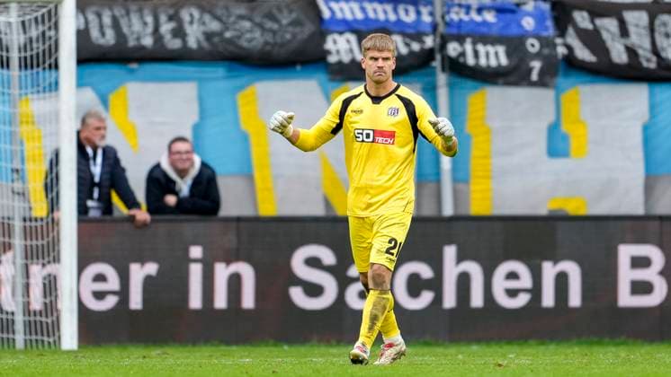 Lukas Jonsson goalkeeper, Osnabrück, 21 , player of VfL Osnabrück, cheering after the final whistle, joy about the victory, winner, winner, cheers, cheering, cheerful, positive, happy, rejoicing, optimistic, highlight, cropped, full body, single image, single photo, action, action, 04 10 2025, Mannheim Germany , football, 3 Liga, SV Waldhof Mannheim VfL Osnabrück, DFB DFL REGULATIONS PROHIBIT ANY USE OF PHOTOGRAPHS AS IMAGE SEQUENCES AND OR QUASI VIDEO xozx
