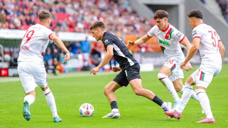 Joakim Maehle 21, VfL Wolfsburg , Mert Kömür 36, FC Augsburg , Fabian Rieder 32, FC Augsburg , in the foreground Robin Fellhauer 19, FC Augsburg at the match between FC Augsburg v VfL Wolfsburg, Soccer, Men, Bundesliga, 2025 2026, Matchday 6 on 04 10 2025 in Augsburg, WWK Arena DFL and DFB regulations prohibit any use of photographs as image sequences and or quasi video Bayern Germany