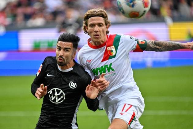 GER, Bayern, Augsburg, Fußball, FC Augsburg VfL Wolfsburg, in der WWK Arena, Augsburg, 6 Spieltag, 04 10 25, v l Mohammed Amoura VfL Wolfsburg, 9 , Kristijan Jakic FC Augsburg, 17 , Zweikampf um den Ball DFL DFB regulations prohibit any use of photographs as image sequences and or quasi video, Copyright: HMB-Media MichaelxNibel