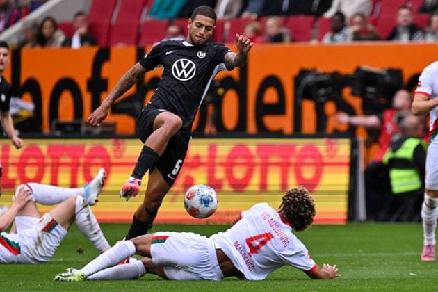 GER, Bayern, Augsburg, Fußball, FC Augsburg VfL Wolfsburg, in der WWK Arena, Augsburg, 6 Spieltag, 04 10 25, v l Vinicius Souza VfL Wolfsburg, 5 , Han Noah Massengo FC Augsburg, 4 , Graetsche, Lupfer, Zweikampf DFL DFB regulations prohibit any use of photographs as image sequences and or quasi video, Copyright: HMB-Media MichaelxNibel
