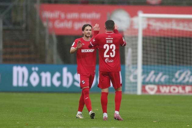 04 10 2025, xjcx, Herren, Fußball, Saison 2025 2026, 3 Liga, 10 Spieltag 1 FC Schweinfurt 1905 SC Verl Alessio Besio 23, SC Verl und Julian Stark 7, SC Verl , Torjubel nach dem 1 2, DFLB DFB REGULATES PROHIBIT ANY USE OF PHOTOGRAPHS AS IMAGE SEQUENCES AND OR QUASI VIDEO Schweinfurt Sachs Stadion Bayern Deutschland