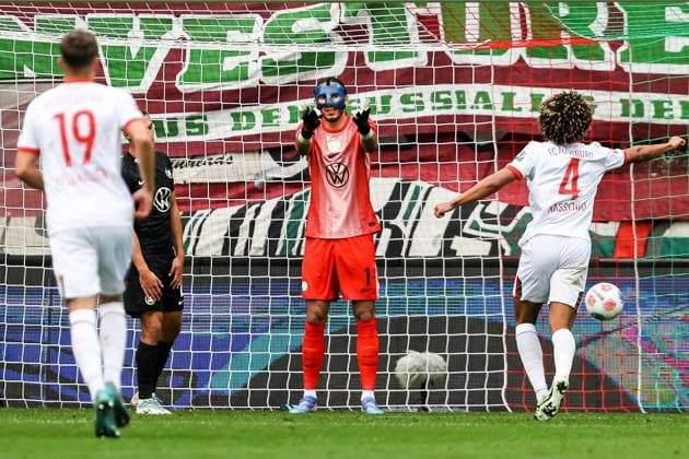 Goal for Augsburg 2 0 by Mert Koemuer FC Augsburg 36 Kamil Grabara VFL Wolfsburg, 01 desperate jubilation at Han Noah Massengo FC Augsburg 04 GER, FC Augsburg vs VfL Wolfsburg, 1 Bundesliga Soccer, 06 Matchday, Season 2025 2026, 04 10 2025 DFB DFL REGULATES PROHIBIT ANY USE OF PHOTOGRAPHS AS IMAGE SEQUENCES AND OR QUASI VIDEo GER, FC Augsburg vs VfL Wolfsburg, 1 Bundesliga Soccer, 06 Matchday, Season 2025 2026, 04 10 2025 Augsburg Copyright: xEibner-Pressefoto RogerxBuerkex EP_RBE
