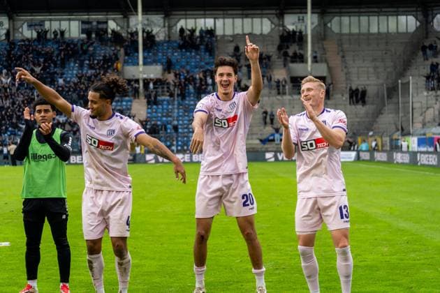 Team celebrates with the fans, f l Kevin Wiethaup VfL Osnabrueck, 19 , Yigit Karademir VfL Osnabrueck, 04 , Theo Janotta VfL Osnabrueck, 20 , Kevin Schumacher VfL Osnabrueck, 13 , GER, SV Waldhof Mannheim vs VfL Osnabrueck, Soccer, 3 Liga, 10 Matchday, Season 2025 2026, 04 10 2025, DFB REGULATIONS PROHIBIT ANY USE OF PHOTOGRAPHS AS IMAGE SEQUENCES AND OR QUASI VIDEO, GER, SV Waldhof Mannheim vs VfL Osnabrueck, Football, 3 Liga, 10 Matchday, Season 2025 2026, 04 10 2025 Mannheim Copyright: xEibner-Pressefoto Jan-NiclasxGrox EP_JGG