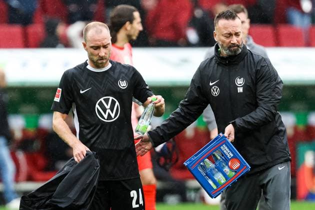 Final score 3 1 FC Augsburg defeats VfL Wolfsburg Big disappointment at Team Wolfsburg Perplexed Christian Eriksen VFL Wolfsburg, 24 GER, FC Augsburg vs VfL Wolfsburg, 1 Bundesliga Soccer, 06 Matchday, Season 2025 2026, 04 10 2025 DFB DFL REGULATES PROHIBIT ANY USE OF PHOTOGRAPHS AS IMAGE SEQUENCES AND OR QUASI VIDEO GER, FC Augsburg vs VfL Wolfsburg, 1 Bundesliga Soccer, 06 Matchday, Season 2025 2026, 04 10 2025 Augsburg Copyright: xEibner-Pressefoto RogerxBuerkex EP_RBE