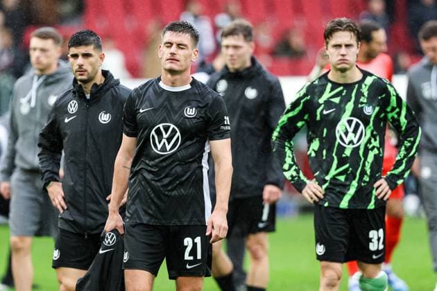 Final score 3 1 Fc Augsburg defeats VfL Wolfsburg Big disappointment for the Wolfsburg team Joakim Maehle VFL Wolfsburg, 21 closes his eyes Mattias Svanberg VFL Wolfsburg, 32 , Konstantinos Koulierakis VFL Wolfsburg, 04 GER, FC Augsburg vs VfL Wolfsburg, 1 Bundesliga Soccer, 06 Matchday, Season 2025 2026, 04 10 2025 DFB DFL REGULATIONS PROHIBIT ANY USE OF PHOTOGRAPHS AS IMAGE SEQUENCES AND OR QUASI VIDEO GER, FC Augsburg vs VfL Wolfsburg, 1 Bundesliga Soccer, 06 Matchday, Season 2025 2026, 04 10 2025 Augsburg Copyright: xEibner-Pressefoto RogerxBuerkex EP_RBE