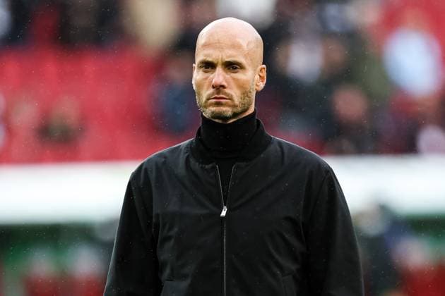 Final score 3 1 Fc Augsburg defeats VfL Wolfsburg Big disappointment at Team Wolfsburg Paul Simonis VFL Wolfsburg, Head Coach GER, FC Augsburg vs VfL Wolfsburg, 1 Bundesliga Soccer, Matchday 06, Season 2025 2026, 04 10 2025 DFB DFL REGULATIONS PROHIBIT ANY USE OF PHOTOGRAPHS AS IMAGE SEQUENCES AND OR QUASI VIDEO GER, FC Augsburg vs VfL Wolfsburg, 1 Bundesliga Soccer, 06 Matchday, Season 2025 2026, 04 10 2025 Augsburg Copyright: xEibner-Pressefoto RogerxBuerkex EP_RBE