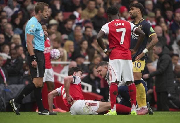 Declan Rice of Arsenal talks to the team physio after injuring his back, and is forced to leave the field Arsenal v West Ham United, Premier League, Football, Emirates Stadium, London, UK - 04 Oct 2025London Emirates Stadium United Kingdom EDITORIAL USE ONLY No use with unauthorised audio, video, data, fixture lists, club league logos or live services. Online in-match use limited to 120 images, no video emulation. No use in betting, games or single club league player publications. Copyright: xJedxLeicester Shutterstockx 15515822ar