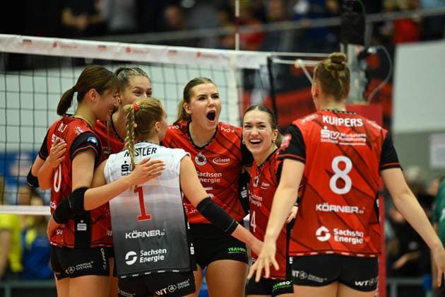 Marta Kamelija Levinska Dresdner SC, 15 and Emma Grome Dresdner SC, 4 cheer with their team Dresdner SC vs SSC Palmberg Schwerin, WT Energiesysteme Supercup, Volleyball Bundesliga Damen, Spielzeit 2025 2026, 04 10 2025 Dresdner SC vs SSC Palmberg Schwerin, WT Energiesysteme Supercup, Volleyball Bundesliga Damen, Spielzeit 2025 2026, 04 10 2025 Dresden Copyright: xEibner-Pressefoto xHoepnerx EP_PHR