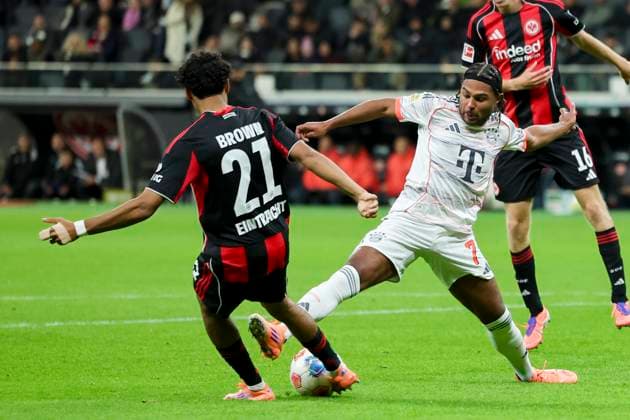 Nathaniel Brown (Eintracht Frankfurt) und Serge Gnabry (FC Bayern Muenchen) kaempfen um den Ball, Bundesliga, Eintracht Frankfurt v FC Bayern München, Deutsche Bank Park am 04. October 2025 in Frankfurt am Main, Deutschland. (Foto von Marco Steinbrenner DeFodi Images) Nathaniel Brown (Eintracht Frankfurt) und Serge Gnabry (FC Bayern Muenchen) battle for the ball, Bundesliga, Eintracht Frankfurt v FC Bayern München, Deutsche Bank Park, October 4, 2025 in Frankfurt am Main, Germany. (Photo by Marco Steinbrenner DeFodi Images) DFL regulations prohibit any use of photographs as image sequences and or quasi-video. Nathaniel Brown Eintracht Frankfurt and Serge Gnabry FC Bayern Muenchen battle for the ball, Bundesliga, Eintracht Frankfurt v FC Bayern München, Deutsche Bank Park on October 04, 2025 in Frankfurt am Main, Germany Photo by Marco Steinbrenner DeFodi Images Nathaniel Brown Eintracht Frankfurt and Serge Gnabry FC Bayern Muenchen battle for the ball, Bundesliga, Eintracht Frankfurt v FC Bayern München, Deutsche Bank Park, October 4, 2025 in Frankfurt am Main, Germany Photo by Marco Steinbrenner DeFodi Images DFL regulations prohibit any use of photographs as image sequences and or quasi video