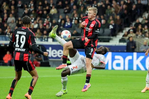 Dayot Upamecano (FC Bayern Muenchen) und Jonathan Burkardt (Eintracht Frankfurt) kaempfen um den Ball, Bundesliga, Eintracht Frankfurt v FC Bayern München, Deutsche Bank Park am 04. October 2025 in Frankfurt am Main, Deutschland. (Foto von Marco Steinbrenner DeFodi Images) Dayot Upamecano (FC Bayern Muenchen) und Jonathan Burkardt (Eintracht Frankfurt) battle for the ball, Bundesliga, Eintracht Frankfurt v FC Bayern München, Deutsche Bank Park, October 4, 2025 in Frankfurt am Main, Germany. (Photo by Marco Steinbrenner DeFodi Images) DFL regulations prohibit any use of photographs as image sequences and or quasi-video. Dayot Upamecano FC Bayern Muenchen and Jonathan Burkardt Eintracht Frankfurt battle for the ball, Bundesliga, Eintracht Frankfurt v FC Bayern München, Deutsche Bank Park, October 04, 2025 in Frankfurt am Main, Germany Photo by Marco Steinbrenner DeFodi Images Dayot Upamecano FC Bayern Muenchen and Jonathan Burkardt Eintracht Frankfurt battle for the ball, Bundesliga, Eintracht Frankfurt v FC Bayern München, Deutsche Bank Park, October 4, 2025 in Frankfurt am Main, Germany Photo by Marco Steinbrenner DeFodi Images DFL regulations prohibit any use of photographs as image sequences and or quasi video