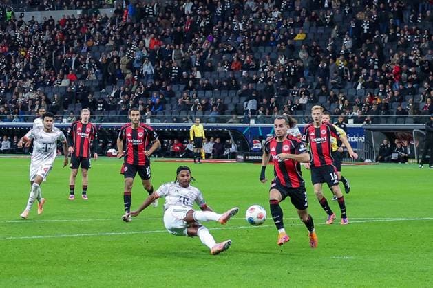 Serge Gnabry 7 FC Bayern Muenchen shoots on goal, just misses, with Arthur Theate 3 Eintracht Frankfurt , Eintracht Frankfurt vs FC Bayern Muenchen, DFL, Bundesliga, Saison 2025 2026, Deutsche Bank Park, Hinrunde, 6 Spieltag, 04 10 2025 DFB regulations prohibit any use of photographs as image sequences and or quasi video Frankfurt Hessen Germany Copyright: xkolbert-press MartinxAgüerax