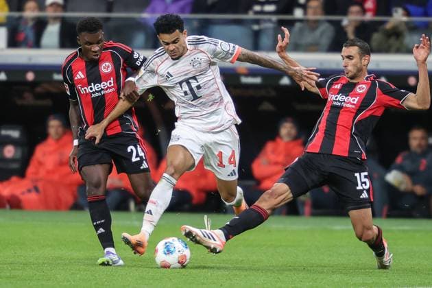 Luis Diaz FC Bayern Muenchen, 14 on the ball in a duel with Ellyes Skhiri Eintracht Frankfurt, 15 and Aurelio Buta Eintracht Frankfurt, 24 , GER, Eintracht Frankfurt vs 1 FC Bayern Muenchen, 1 Bundesliga, Matchday 6, 2025 2026, 04 10 2025, DFL REGULATES PROHIBIT ANY USE OF PHOTOGRAPHS AS IMAGE SEQUENCES AND OR QUASI VIDEO, GER, Eintracht Frankfurt vs 1 FC Bayern Muenchen, 1 Bundesliga, Matchday 6, 2025 2026, 04 10 2025 Frankfurt Copyright: xEibner-Pressefoto JanxPrihodax EP_JPA