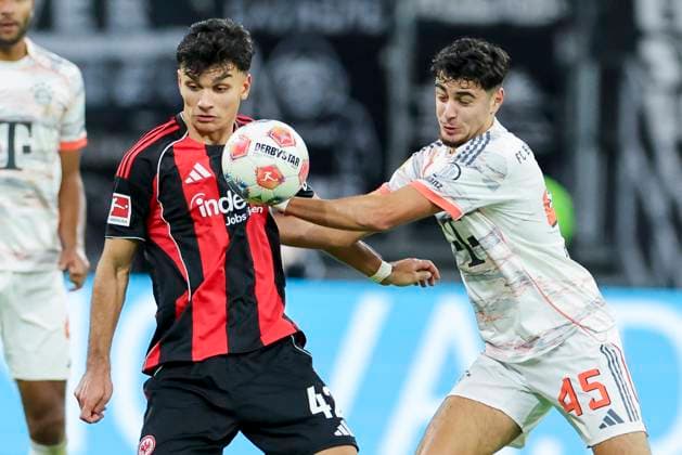 Can Uzun (Eintracht Frankfurt) und Aleksandar Pavlovic (FC Bayern München) kaempfen um den Ball, Bundesliga, Eintracht Frankfurt v FC Bayern München, Deutsche Bank Park am 04. October 2025 in Frankfurt am Main, Deutschland. (Foto von Marco Steinbrenner DeFodi Images) Can Uzun (Eintracht Frankfurt) und Aleksandar Pavlovic (FC Bayern München) battle for the ball, Bundesliga, Eintracht Frankfurt v FC Bayern München, Deutsche Bank Park, October 4, 2025 in Frankfurt am Main, Germany. (Photo by Marco Steinbrenner DeFodi Images) DFL regulations prohibit any use of photographs as image sequences and or quasi-video. Can Uzun Eintracht Frankfurt and Aleksandar Pavlovic FC Bayern Munich battle for the ball, Bundesliga, Eintracht Frankfurt v FC Bayern Munich, Deutsche Bank Park on October 04, 2025 in Frankfurt am Main, Germany Photo by Marco Steinbrenner DeFodi Images Can Uzun Eintracht Frankfurt and Aleksandar Pavlovic FC Bayern Munich battle for the ball, Bundesliga, Eintracht Frankfurt v FC Bayern München, Deutsche Bank Park, October 4, 2025 in Frankfurt am Main, Germany Photo by Marco Steinbrenner DeFodi Images DFL regulations prohibit any use of photographs as image sequences and or quasi video