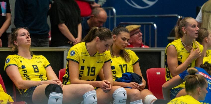 4 10 2025, Volleyball, Women, VBL, 1 VBL, 1 Volleyball Bundesliga, Season 2025 2026, Superchp Final, Dresdner SC SSC Palmberg Schwerin, The players of SSC Palmberg Schwerin are disappointed after the defeat in the Supercup Final Britte Stuut SSC Palmberg Schwerin, left , Anna Artyshuk SSC Palmberg Schwerin, 2 f left , Vedrena Jaksetic SSC Palmberg Schwerin, 2 f right and Hannah Kohn SSC Palmberg Schwerin Re Dresden Margon Arena Saxony Germany