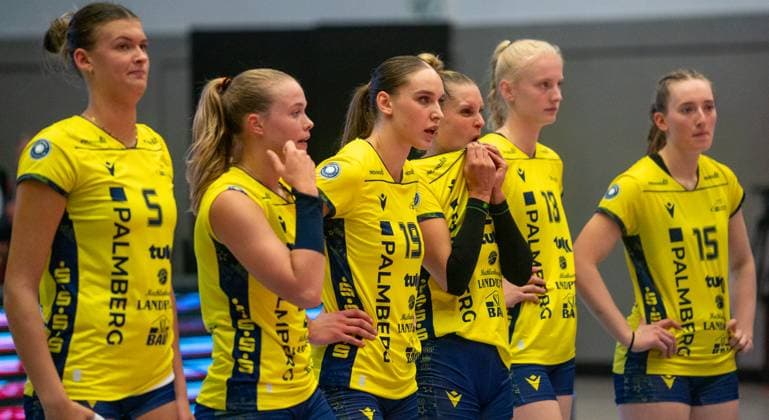4 10 2025, Volleyball, Women, VBL, 1 VBL, 1 Volleyball Bundesliga, Season 2025 2026, Superchp Final, Dresdner SC SSC Palmberg Schwerin, The players of SSC Palmberg Schwerin are disappointed after the defeat in the Supercup Final Suus Gerritsen SSC Palmberg Schwerin, left , Iris Vos SSC Palmberg Schwerin, 2 f left , Anna Artyshuk SSC Palmberg Schwerin, 3 f left , Anne Hölzig SSC Palmberg Schwerin, 3 f right , Luisa van Clewe SSC Palmberg Schwerin, 2 f right and Mia Kirchhoff SSC Palmberg Schwerin, right Dresden Margon Arena Saxony Germany