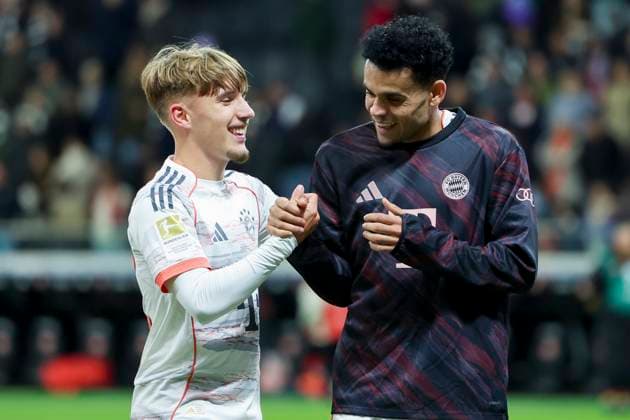 Lennart Karl (FC Bayern Muenchen) und Luis Diaz (FC Bayern Muenchen) jubeln, Bundesliga, Eintracht Frankfurt v FC Bayern München, Deutsche Bank Park am 04. October 2025 in Frankfurt am Main, Deutschland. (Foto von Marco Steinbrenner DeFodi Images) Lennart Karl (FC Bayern Muenchen) und Luis Diaz (FC Bayern Muenchen) cheer, Bundesliga, Eintracht Frankfurt v FC Bayern München, Deutsche Bank Park, October 4, 2025 in Frankfurt am Main, Germany. (Photo by Marco Steinbrenner DeFodi Images) DFL regulations prohibit any use of photographs as image sequences and or quasi-video. Lennart Karl FC Bayern Muenchen and Luis Diaz FC Bayern Muenchen cheer, Bundesliga, Eintracht Frankfurt v FC Bayern München, Deutsche Bank Park on October 04, 2025 in Frankfurt am Main, Germany Photo by Marco Steinbrenner DeFodi Images Lennart Karl FC Bayern Muenchen and Luis Diaz FC Bayern Muenchen cheer, Bundesliga, Eintracht Frankfurt v FC Bayern München, Deutsche Bank Park, October 4, 2025 in Frankfurt am Main, Germany Photo by Marco Steinbrenner DeFodi Images DFL regulations prohibit any use of photographs as image sequences and or quasi video
