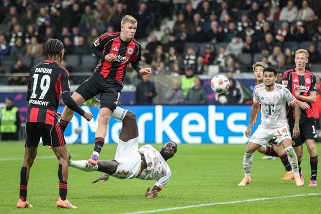 Dayot Upamecano FC Bayern Muenchen, 02 with the attempt of a side pull Jonathan Burkardt Eintracht Frankfurt, 09 can block, GER, Eintracht Frankfurt vs 1 FC Bayern Muenchen, 1 Bundesliga, Matchday 6, 2025 2026, 04 10 2025, DFL REGULATES PROHIBIT ANY USE OF PHOTOGRAPHS AS IMAGE SEQUENCES AND OR QUASI VIDEO, GER, Eintracht Frankfurt vs 1 FC Bayern Muenchen, 1 Bundesliga, Matchday 6, 2025 2026, 04 10 2025 Frankfurt Copyright: xEibner-Pressefoto JanxPrihodax EP_JPA