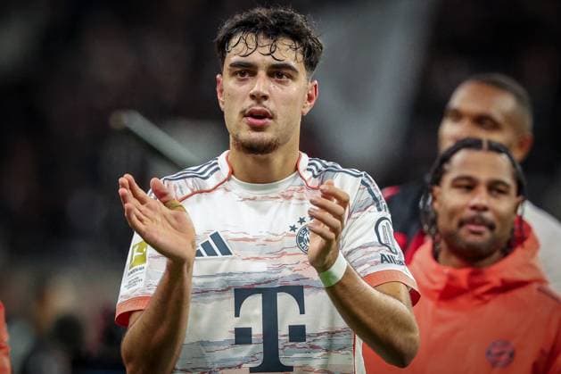 Final cheers from FC Bayern fans, Alexandar Pavlovic 45 FC Bayern Muenchen , Serge Gnabry 7 FC Bayern Muenchen , Eintracht Frankfurt vs FC Bayern Muenchen, DFL, Bundesliga, Saison 2025 2026, Deutsche Bank Park, Hinrunde, 6 Spieltag, 04 10 2025 DFB regulations prohibit any use of photographs as image sequences and or quasi video Frankfurt Hessen Germany Copyright: xkolbert-press MartinxAgüerax