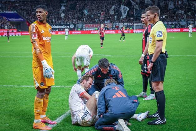 Kaua Santos 40 Eintracht Frankfurt , left, the FC Bayern attendants treat the injured Harry Kane 9 FC Bayern Muenchen , with referee Daniel Siebert, Eintracht Frankfurt vs FC Bayern Muenchen, DFL, Bundesliga, Season 2025 2026, Deutsche Bank Park, Hinrunde, 6 Spieltag, 04 10 2025 DFB regulations prohibit any use of photographs as image sequences and or quasi video Frankfurt Hessen Germany Copyright: xkolbert-press MartinxAgüerax