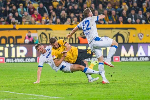 04 10 2025, xomx, Fußball 2 Bundesliga, Dynamo Dresden Karlsruher SC v l jubelt, Torjubel, Tor, Goal, Jubel, Freude, freuen zum 3 3 Stefan Kutschke Dynamo Dresden , Christoph Kobald Karlsruher SC DFL DFB REGULATIONS PROHIBIT ANY USE OF PHOTOGRAPHS as IMAGE SEQUENCES and or QUASI VIDEO Dresden