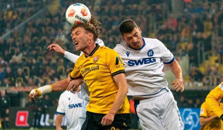 4 10 2025, Soccer, GER, Men, 2 Bundesliga, DFL, Matchday 8, SG Dynamo Dresden Karlsruher SC, Christoph Daferner SG Dynamo Dresden, left against Nicolai Rapp Karlsruher SC, right Dresden Rudolf Harbig Stadion Sachsen Germany