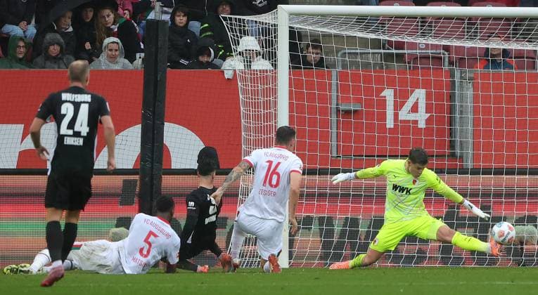 04 10 2025, 1 Bundesliga , FC Augsburg vs VfL Wolfsburg, WWK Arena Augsburg , Soccer, Sports, in the picture Christian Eriksen VfL Wolfsburg , Chrislain Matsima FC Augsburg , Mohamed Amoura VfL Wolfsburg , Cedric Zesiger FC Augsburg , Finn Dahmen FC Augsburg saves