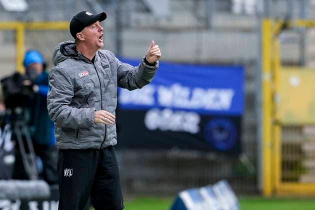 Timo Schultz coach, head coach, VfL Osnabrück , gives instructions, gestures, gesticulates with arms, single image, single photo, action, action, 04 10 2025, Mannheim Germany , Football, 3 Liga, SV Waldhof Mannheim VfL Osnabrück, DFB DFL REGULATIONS PROHIBIT ANY USE OF PHOTOGRAPHS AS IMAGE SEQUENCES AND OR QUASI VIDEO xozx