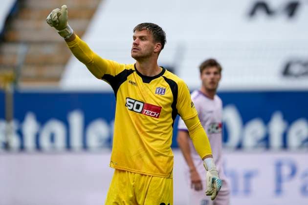 Lukas Jonsson Goalkeeper, Osnabrück, 21 , gives instructions, gestures, gesticulates with arms, single image, single photo, action, action, 04 10 2025, Mannheim Germany , Football, 3 Liga, SV Waldhof Mannheim VfL Osnabrück, DFB DFL REGULATIONS PROHIBIT ANY USE OF PHOTOGRAPHS AS IMAGE SEQUENCES AND OR QUASI VIDEO xozx