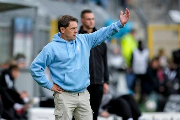 Luc Holtz coach, head coach, SVWM , gives instructions, gestures, gesticulates with arms, single image, single photo, action, action, 04 10 2025, Mannheim Germany , football, 3 Liga, SV Waldhof Mannheim VfL Osnabrück, DFB DFL REGULATIONS PROHIBIT ANY USE OF PHOTOGRAPHS AS IMAGE SEQUENCES AND OR QUASI VIDEO xozx