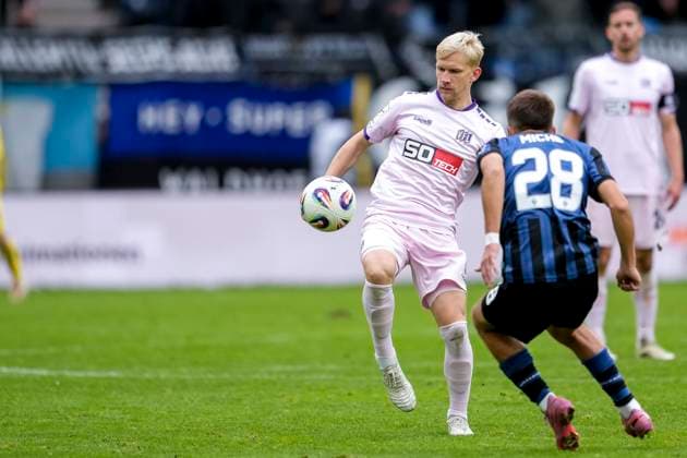 v li Bryan Henning Osnabrück, 6 , Diego Michel SVWM, 28 , duel, duel, tackle, tackling, dynamics, action, action, 04 10 2025, Mannheim Germany , Football, 3 Liga, SV Waldhof Mannheim VfL Osnabrück, DFB DFL REGULATIONS PROHIBIT ANY USE OF PHOTOGRAPHS AS IMAGE SEQUENCES AND OR QUASI VIDEO xozx