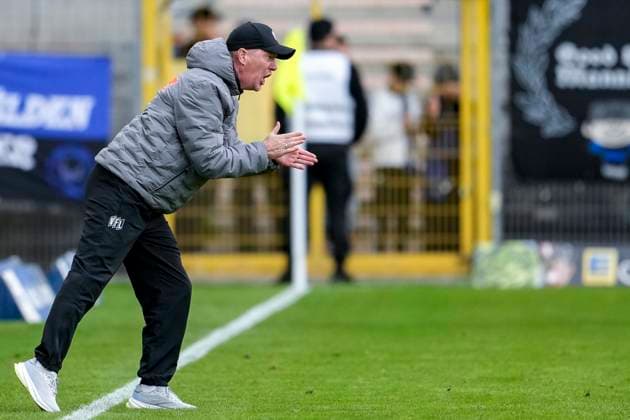 Timo Schultz coach, head coach, VfL Osnabrück , gives instructions, gestures, gesticulates with arms, cropped, full body, single image, single photo, action, action, on the sidelines, 04 10 2025, Mannheim Germany , Soccer, 3 Liga, SV Waldhof Mannheim VfL Osnabrück, DFB DFL REGULATIONS PROHIBIT ANY USE OF PHOTOGRAPHS AS IMAGE SEQUENCES AND OR QUASI VIDEO xozx