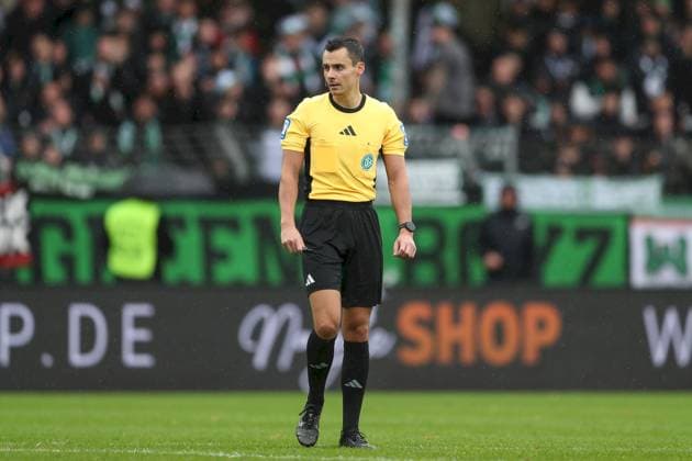 04 10 2025, xjcx, Herren, Fußball, Saison 2025 2026, 3 Liga, 10 Spieltag 1 FC Schweinfurt 1905 SC Verl Schiedsrichter Konrad Oldhafer SC Poppenbüttel gestikuliert, Arme, Hände, gibt Anweisungen, DFL DFB REGULATES PROHIBIT ANY USE OF PHOTOGRAPHS AS IMAGE SEQUENCES AND OR QUASI VIDEO Schweinfurt Sachs Stadion Bayern Deutschland