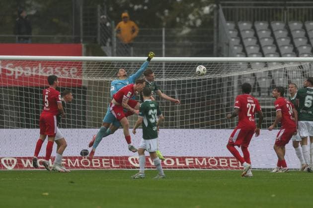 04 10 2025, xjcx, Herren, Fußball, Saison 2025 2026, 3 Liga, 10 Spieltag 1 FC Schweinfurt 1905 SC Verl Maximilian Weisbäcker 40, 1 FC Schweinfurt 1905 , Jonas Arweiler 9, SC Verl , Pius Johannes Krätschmer 23, 1 FC Schweinfurt 1905 , DFL DFB REGULATES PROHIBIT ANY USE OF PHOTOGRAPHS AS IMAGE SEQUENCES AND OR QUASI VIDEO Schweinfurt Sachs Stadion Bayern Germany
