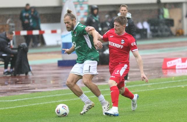 04 10 2025, Football, Men, Season 2025 2026, 3 League, 1 FC Schweinfurt 05 SC Verl 04 10 2025, Football, Men, Season 2025 2026, 3 League, 1 FC Schweinfurt 05 SC Verl Schweinfurts Kristian Böhnlein on the left against Verls Dennis Waidner