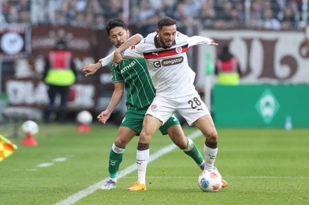 04 10 2025, xtgx, Football 1 Bundesliga, SV Werder Bremen FC St Pauli, v l Yukinari Sugawara Bremen, 3 , Mathias Pereira Lage St Pauli, 28 duel, duel, fight, tackle DFL DFB REGULATIONS PROHIBIT ANY USE OF PHOTOGRAPHS as IMAGE SEQUENCES and or QUASI VIDEO Bremen