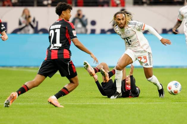 v l Nathaniel Brown Eintracht Frankfurt, 21 and Sacha Boey FC Bayern Muenchen, 23 , 04 10 2025, Football, 1 Bundesliga, Eintracht Frankfurt FC Bayern München, GER, Frankfurt am Main, Deutsche Bank Park, DFL REGULATIONS PROHIBIT ANY USE OF PHOTOGRAPHS AS IMAGE SEQUENCES AND OR QUASI VIDEO Copyright: HMBxMedia xHeikoxBecker