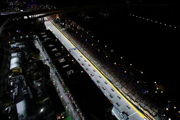 F1 - SINGAPORE GRAND PRIX 2025 Starting grid, 63 RUSSELL George (gbr), Mercedes AMG F1 Team W16, 01 VERSTAPPEN Max (nld), Red Bull Racing RB21, action during the 2025 Formula 1 Singapore Grand Prix, 18th round of the 2025 FIA Formula One World Championship, WM, Weltmeisterschaft from October 3 to 5, 2025 on the Marina Bay Street Circuit, in Singapore - SingaporeSingapore Copyright: xXavixBonillax