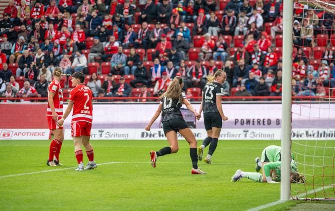Soccer, Women, Season 2025 2026, Google Pixel Women Bundesliga 5 Matchday , 1 FC Union Berlin SC Freiburg v l Samantha Steuerwald 1 Women 1 FC Union , Tomke Schneider 1 Women 1 FC Union , Maj Schneider SC Freiburg , Luca Birkholz SC Freiburg , Goalkeeper Cara Bösl 1 Women 1 FC Union , Cheering after goal to 0 1, 05 10 2025, Copyright: xMatthiasxKochx