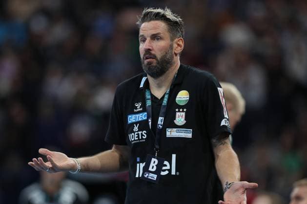 05 10 2025, xtgx, Handball Sport Verein SC Magdeburg v l Bennet Wiegert Magdeburg, coach gives instructions, gesticulates with arms, gives instructions disappointed, looks disappointed, dejected, disappointed Hamburg