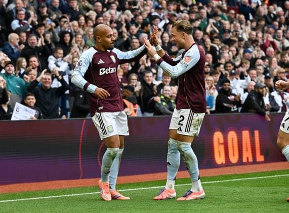Donyell Malen of Aston Villa celebrates with Matty Cash after scoring the team s second goal Aston Villa v Burnley, Premier League, Football, Villa Park, Birmingham, UK - 05 Oct 2025Birmingham Villa Park United Kingdom EDITORIAL USE ONLY No use with unauthorised audio, video, data, fixture lists, club league logos or live services. Online in-match use limited to 120 images, no video emulation. No use in betting, games or single club league player publications. Copyright: xAnnaxGowthorpe Shutterstockx 15515860af