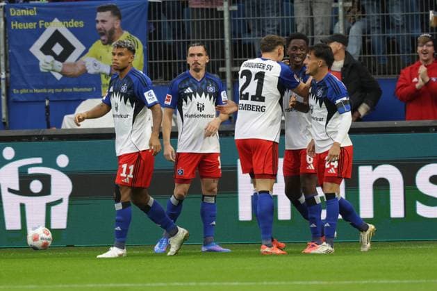 GER, xFSx ,Hamburg, HSV , 1 Bundesliga , Football, DFL, Hamburger SV , am Hamburger Volksparkstadion , 1 FSV Mainz 05 , 05 10 2025 v l Lukasz Poreba Hamburger SV ,6 feiert das 1 0 fuer den Hamburger SV DFL regulations prohibit any use of photographs as image sequences and or quasi video Copyright: HMBxMedia FernandoxSoares