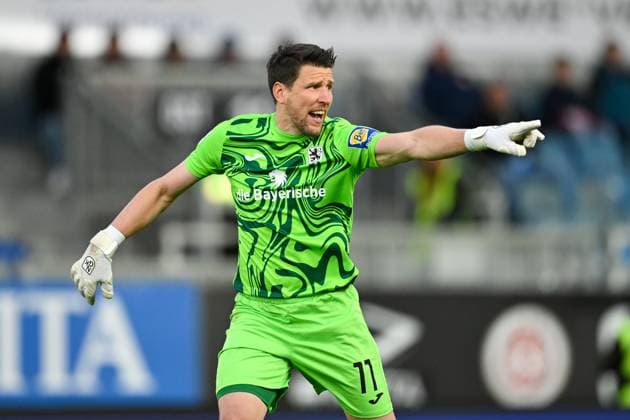 Rene Vollath Goalkeeper, TSV 1860 Muenchen, 11 gestures, GER, SV Wehen Wiesbaden vs TSV 1860 München, Football, 3 Liga, Matchday 10, Season 2025 2026, 05 10 2025 DFB REGULATIONS PROHIBIT ANY USE OF PHOTOGRAPHS AS IMAGE SEQUENCES AND OR QUASI VIDEO GER, SV Wehen Wiesbaden vs TSV 1860 München, Football, 3 Liga, Matchday 10, Season 2025 2026, 05 10 2025 Wiesbaden Copyright: xEibner-Pressefoto FlorianxWiegandx EP_FWD