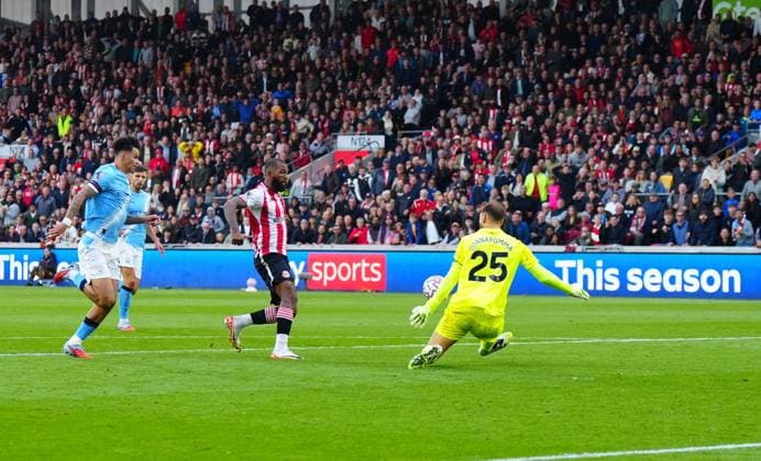Manchester City goalkeeper Gianluigi Donnarumma saves from Igor Thiago of Brentford when clean through Brentford v Manchester City, Premier League, Football, Gtech Community Stadium, London, UK - 05 Oct 2025London Gtech Community Stadium United Kingdom EDITORIAL USE ONLY No use with unauthorised audio, video, data, fixture lists, club league logos or live services. Online in-match use limited to 120 images, no video emulation. No use in betting, games or single club league player publications. Copyright: xJavierxGarcia Shutterstockx 15515869aj