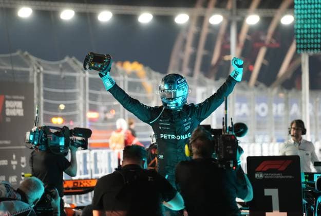 05.10.2025, Marina Bay Street Circuit, Singapore, FORMULA 1 SINGAPORE AIRLINES SINGAPORE GRAND PRIX 2025 , im Bild Sieger George Russell (GBR), Mercedes-AMG Petronas Formula One Team (Photo by Hasan Bratic DeFodi Images) 05 10 2025, Marina Bay Street Circuit, Singapore, FORMULA 1 SINGAPORE AIRLINES SINGAPORE GRAND PRIX 2025 , in the picture winner George Russell GBR , Mercedes AMG Petronas Formula One Team Photo by Hasan Bratic DeFodi Images